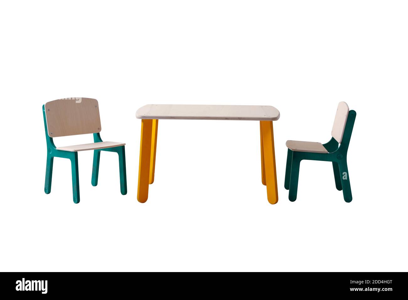 Chaise de bébé et table de jeu isolés sur fond blanc. Banque D'Images