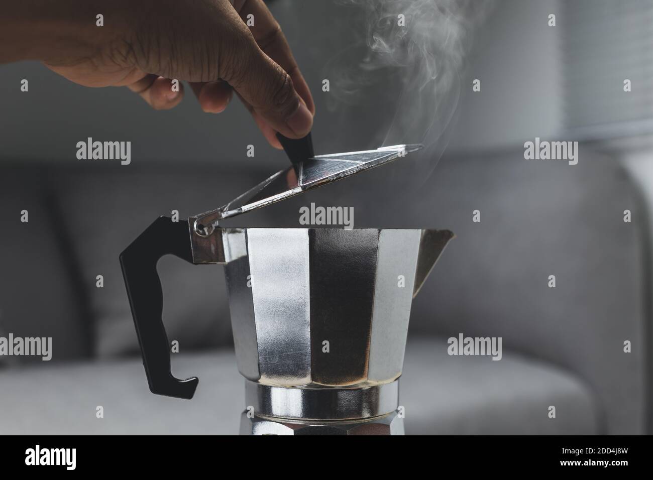 Machine à espresso Moka Pot sur la cuisinière Banque D'Images