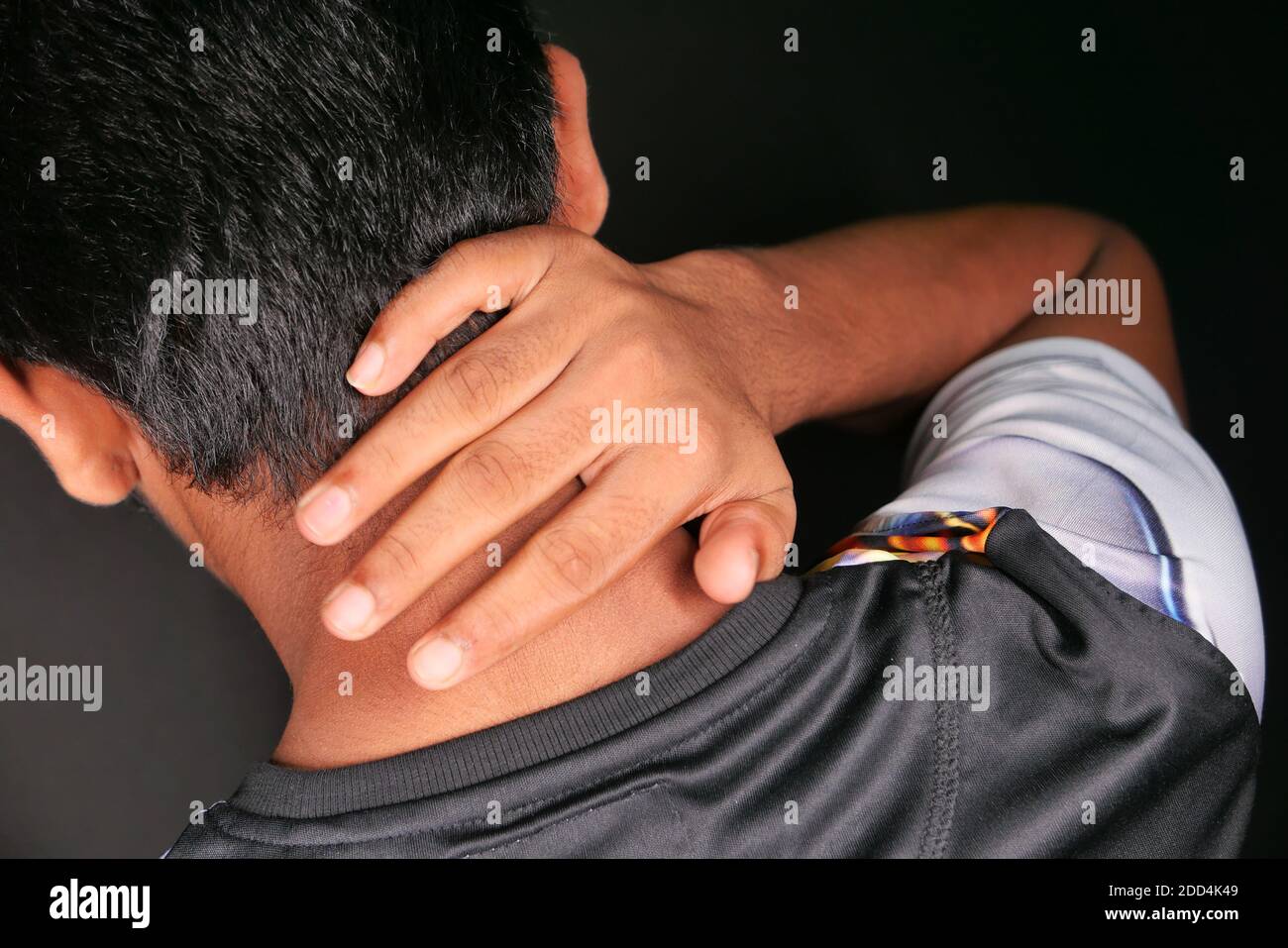 homme souffrant de douleurs au cou ou à l'épaule à la maison. Banque D'Images