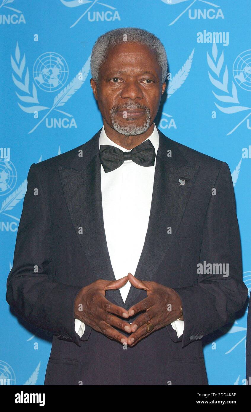 Photo du dossier - le Secrétaire général des Nations Unies, Kofi Annan, lors du 9e dîner annuel des Prix des médias de l'Association des correspondants des Nations Unies, qui s'est tenu au siège des Nations Unies à New York, le vendredi 3 décembre 2004. Selon ses collaborateurs, Kofi Annan, ancien secrétaire général de l'ONU qui a remporté le prix Nobel de la paix pour son travail humanitaire, est décédé à l'âge de 80 ans. Photo de Nicolas Khayat/ABACA. Banque D'Images