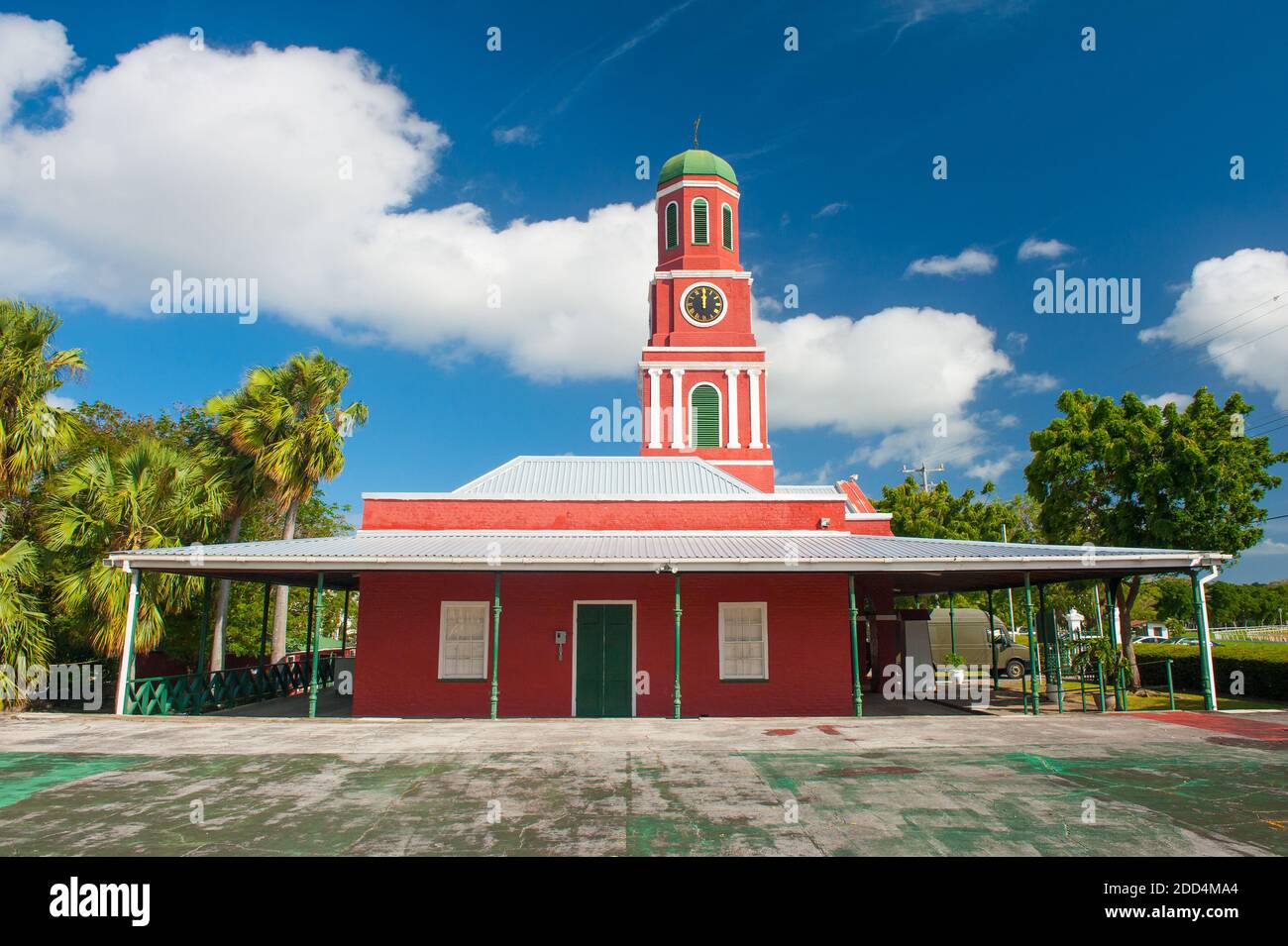Célèbre tour de l'horloge rouge sur le poste de garde principal à la Garnison Savannah. Zone historique de la garnison de l'UNESCO Bridgetown, Barbade Banque D'Images