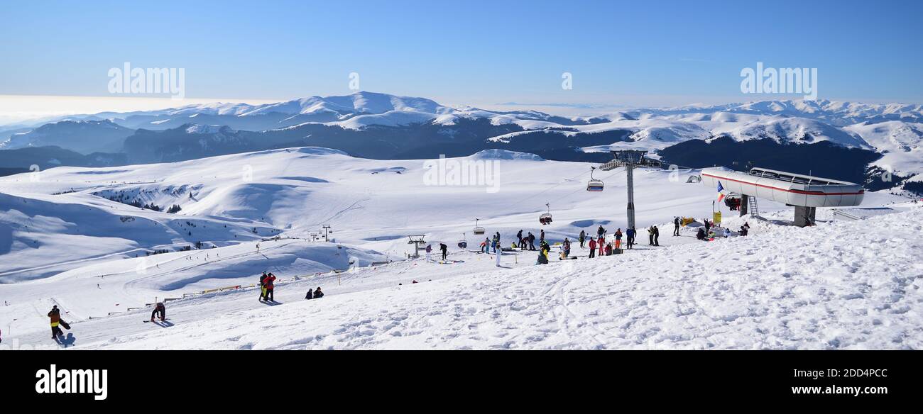 Ski en hiver à haute altitude à Sinaia, comté de Prahova, Roumanie Photo  Stock - Alamy