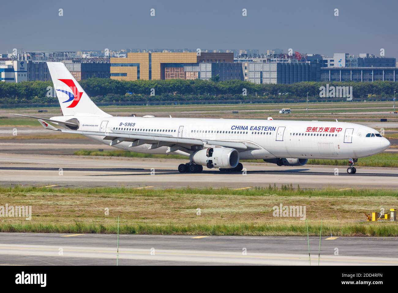 Guangzhou, Chine - 24 septembre 2019 : avion Airbus A330-300 de China Eastern Airlines à l'aéroport de Guangzhou Baiyun (CAN) en Chine. Banque D'Images