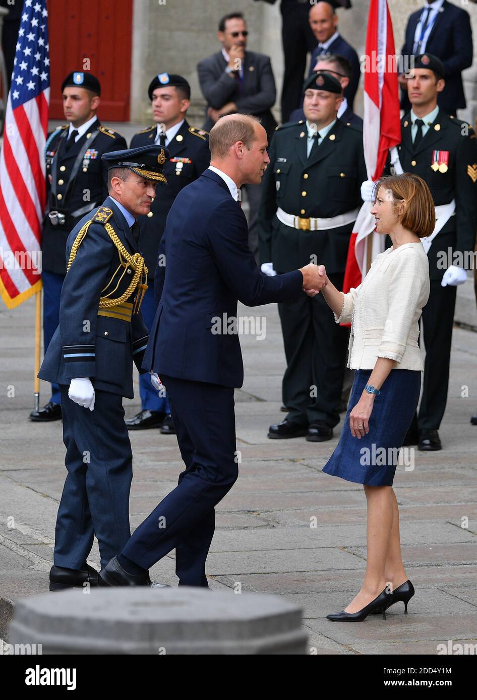 Le Prince William (L) de Grande-Bretagne tremble la main avec le ministre français de la Défense, Florence Parly, à Amiens, dans le nord de la France, le 8 août 2018, alors qu'il se présente à une cérémonie marquant le 100e anniversaire de la bataille d'Amiens pendant la première Guerre mondiale. Photo de Christian Liewig/ABACAPRESS.COM Banque D'Images