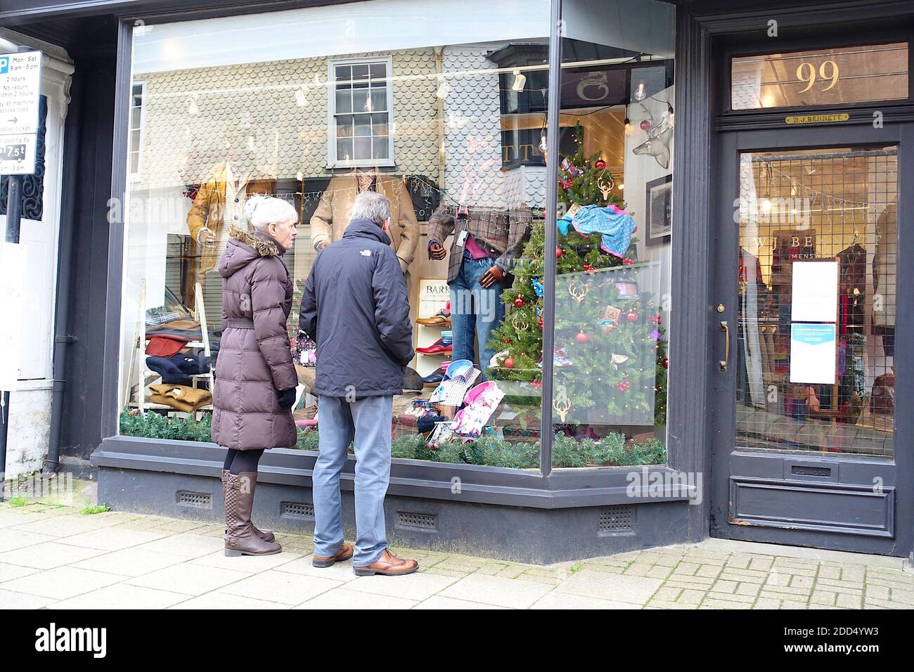 Seigle, East Sussex, Royaume-Uni.24 novembre 2020.Bien que les magasins soient fermés en raison de restrictions gouvernementales, les magasins ont commencé à se préparer derrière des portes fermées pour les prochaines vacances de Noël.PAL News/Alamy Live News Banque D'Images