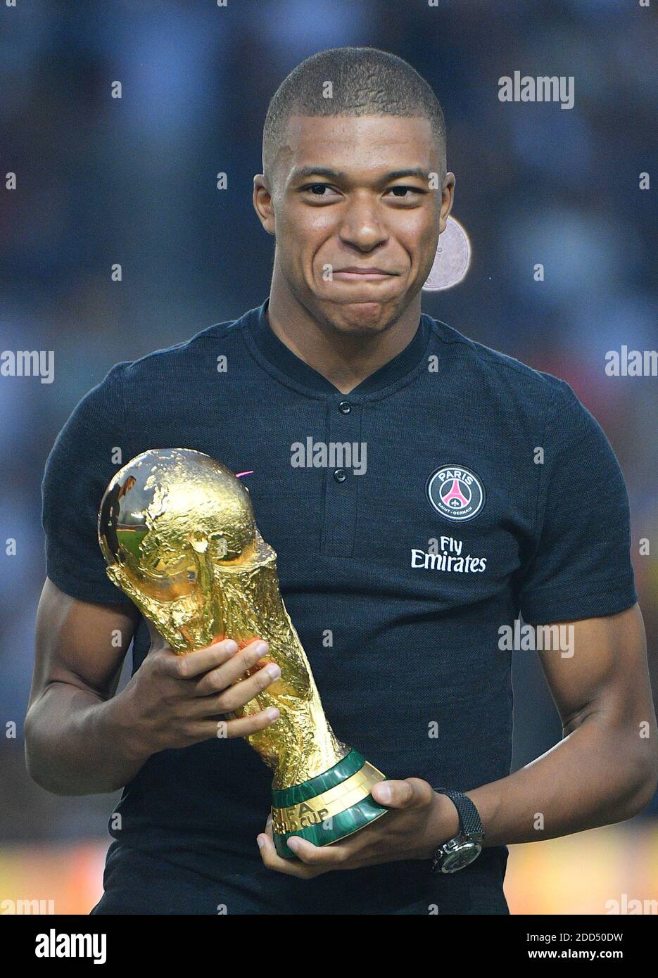 Kylian Mbappe, l'avant-garde de Paris Saint-Germain, a remporté le trophée  de la coupe du monde 2018 avant le match de football français L1 entre  Paris Saint-Germain et Caen le 12 août 2018