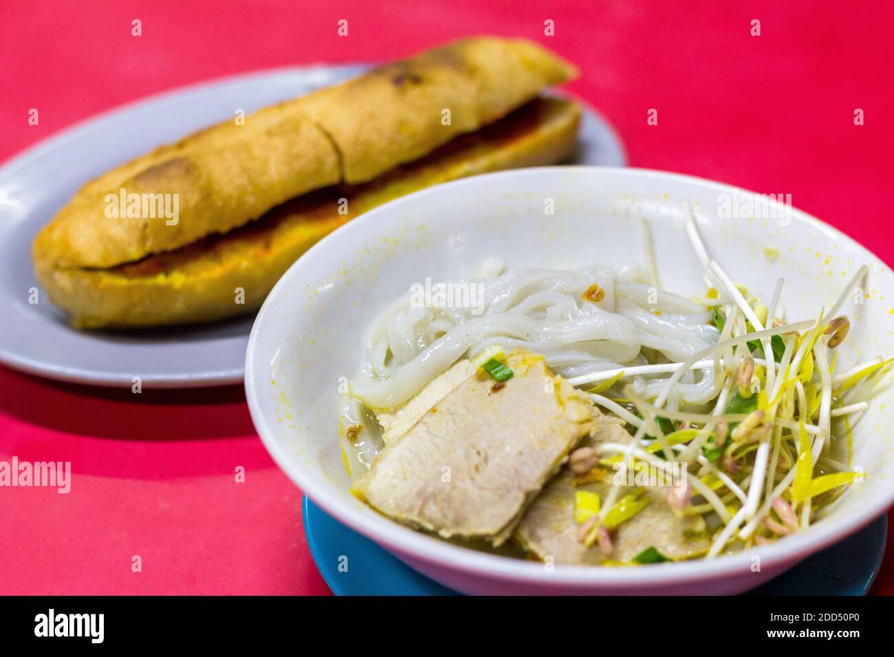 Plat de nouilles d'inspiration vietnamienne locale appelé chaolong et sandwich au pain français à Puerto Princesa City, Palawan, Philppines Banque D'Images