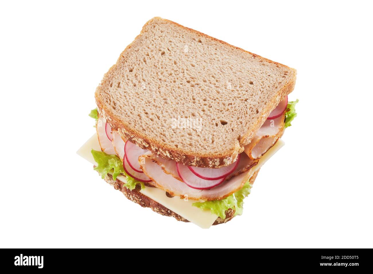 Sandwich au pain complet sain avec garnitures au jambon et à la salade un lit de fromage dans une vue à angle élevé isolée sur blanc Banque D'Images