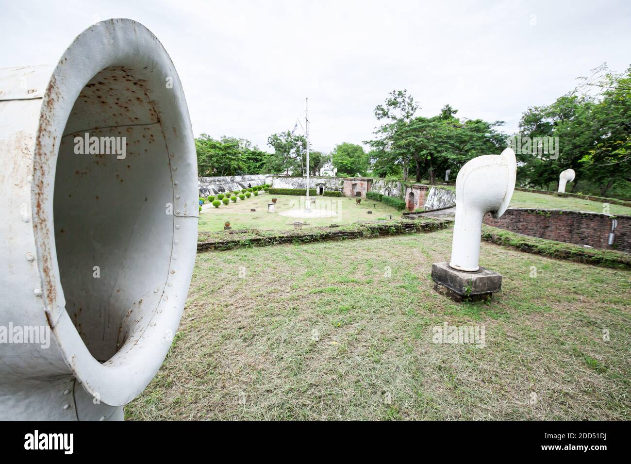 Ventilation des puits de fer sur le dessus des bunkers au fort de Samut Prakan, île aux papillons, rivière Chao Phraya, Thaïlande. Mise au point sélective. Banque D'Images