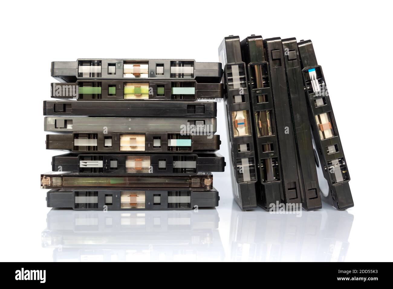 Pile de cassettes audio anciennes isolées sur fond blanc, musique vintage et concept de technologie Banque D'Images