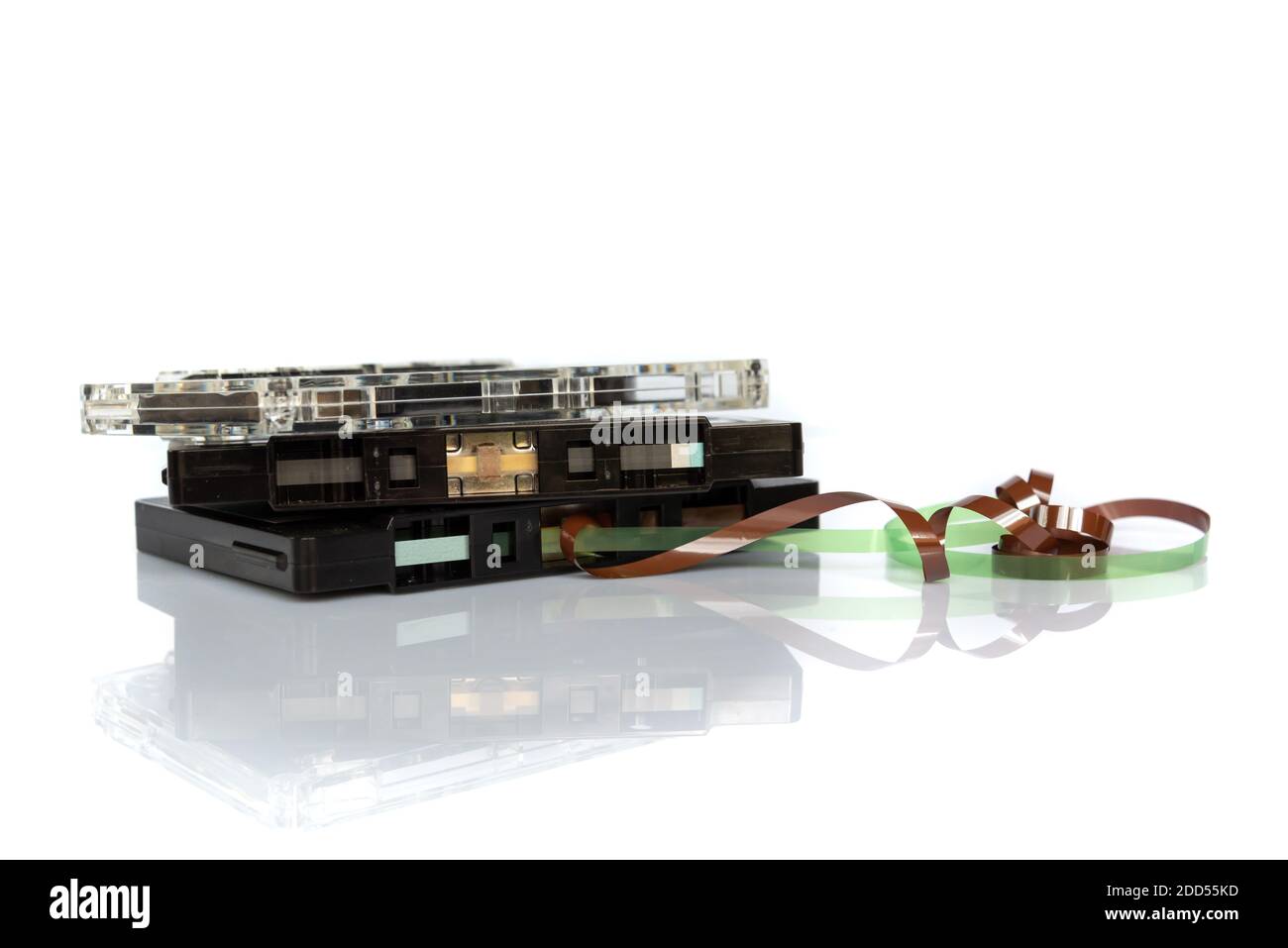 Cassettes audio anciennes isolées sur fond blanc, musique vintage et concept de technologie Banque D'Images