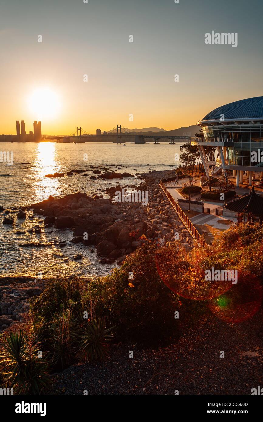 Vue sur le pont et la mer de Gwangan au coucher du soleil sur l'île de Haeundae Dongbaekseom à Busan, en Corée Banque D'Images