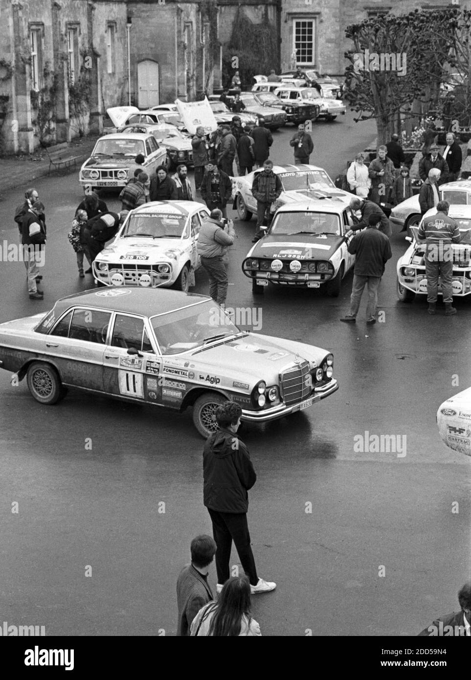 Les voitures sont en ligne pour le début du rallye Londres-Mexique de Wilton House dans le Wiltshire 1995. Banque D'Images