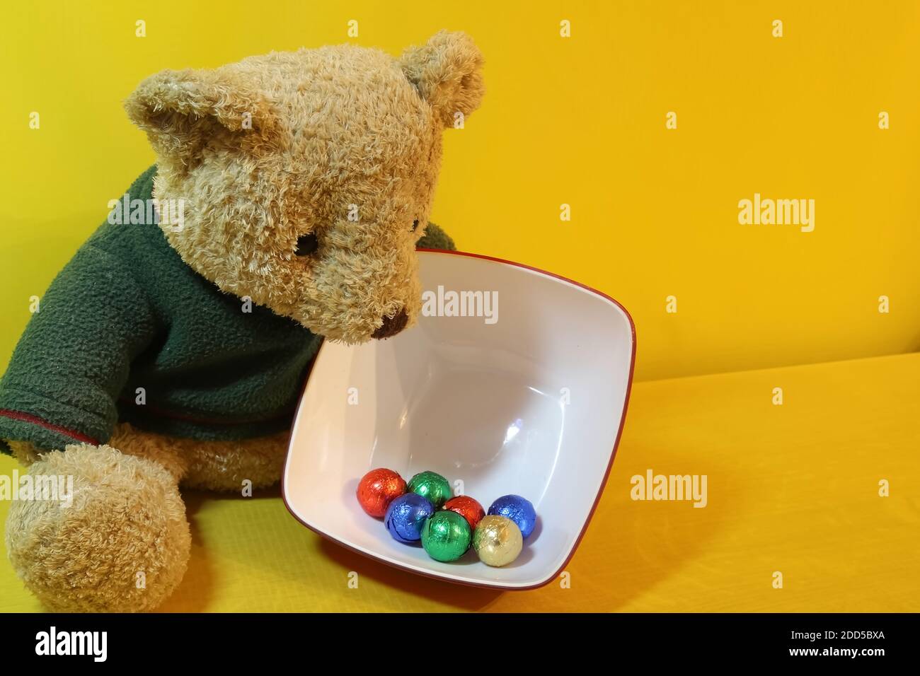 ours en peluche avec un bol vide de bonbons Banque D'Images