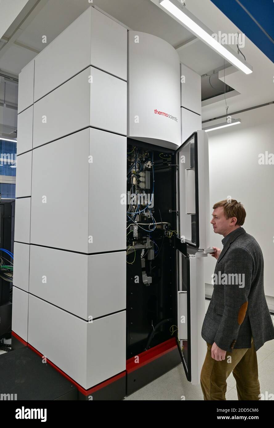 24 novembre 2020, Brandebourg, Potsdam: Vladimir Roddatis, scientifique principal au GeoForschungsZentrum (GFZ), est debout au nouveau microscope électronique à transmission (TEM). Le TEM a été mis en service le même jour. Avec un tel microscope, les plus petites structures de la plage atomique peuvent être rendues visibles et examinées. Elle est basée sur un faisceau d'électrons qui traverse un échantillon. Les échantillons doivent être extrêmement fins à cet effet. L'investissement total pour le TEM était d'environ 3.3 millions d'euros. Le microscope sera utilisé pour examiner des couches minces de roches, de métaux et de biomatériaux. Les échantillons Banque D'Images
