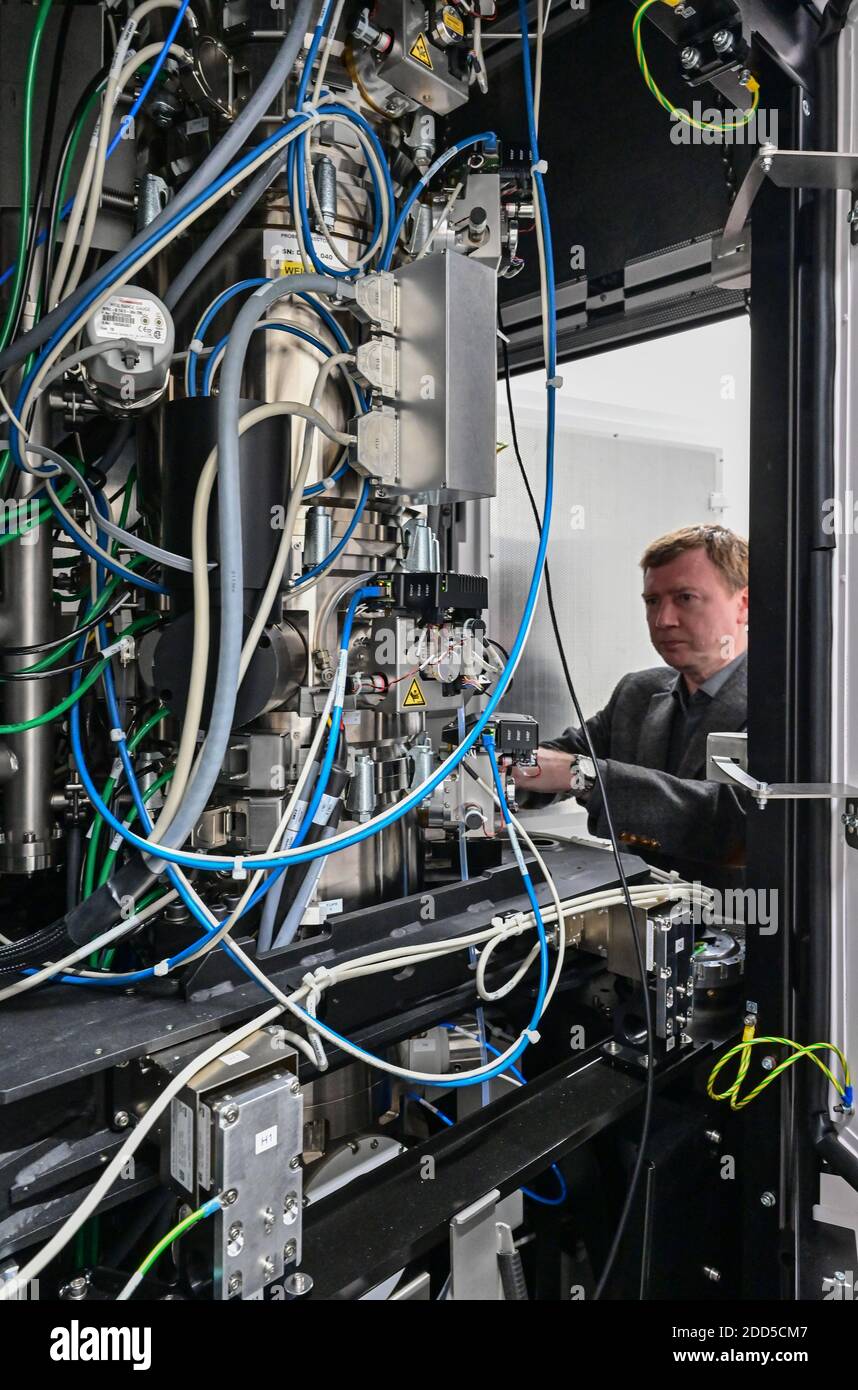 24 novembre 2020, Brandebourg, Potsdam: Vladimir Roddatis, scientifique principal au GeoForschungsZentrum (GFZ), est debout au nouveau microscope électronique à transmission (TEM). Le TEM a été mis en service le même jour. Avec un tel microscope, les plus petites structures de la plage atomique peuvent être rendues visibles et examinées. Elle est basée sur un faisceau d'électrons qui traverse un échantillon. Les échantillons doivent être extrêmement fins à cet effet. L'investissement total pour le TEM était d'environ 3.3 millions d'euros. Le microscope sera utilisé pour examiner des couches minces de roches, de métaux et de biomatériaux. Les échantillons Banque D'Images
