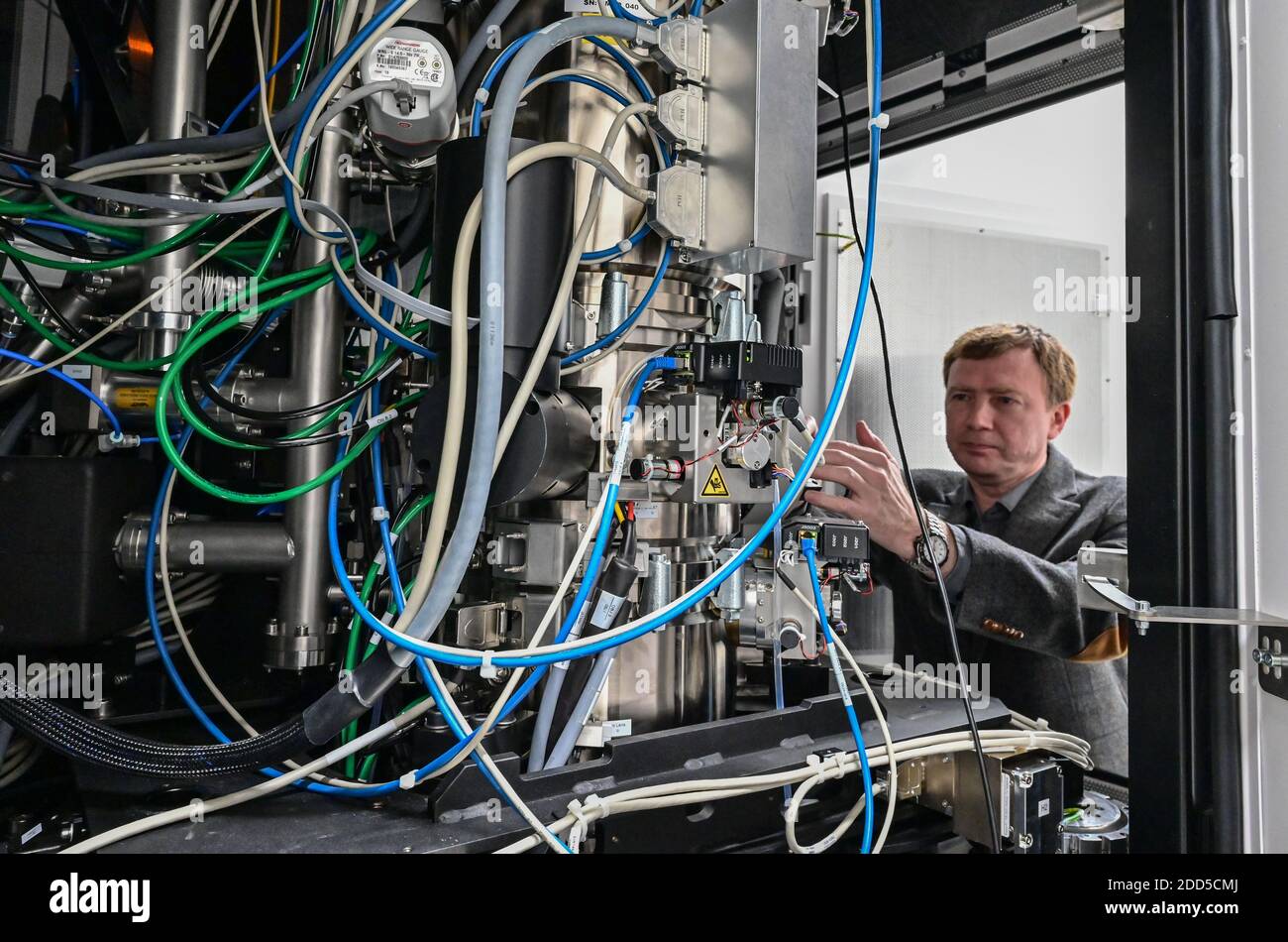 24 novembre 2020, Brandebourg, Potsdam: Vladimir Roddatis, scientifique principal au GeoForschungsZentrum (GFZ), est debout au nouveau microscope électronique à transmission (TEM). Le TEM a été mis en service le même jour. Avec un tel microscope, les plus petites structures de la plage atomique peuvent être rendues visibles et examinées. Elle est basée sur un faisceau d'électrons qui traverse un échantillon. Les échantillons doivent être extrêmement fins à cet effet. L'investissement total pour le TEM était d'environ 3.3 millions d'euros. Le microscope sera utilisé pour examiner des couches minces de roches, de métaux et de biomatériaux. Les échantillons Banque D'Images