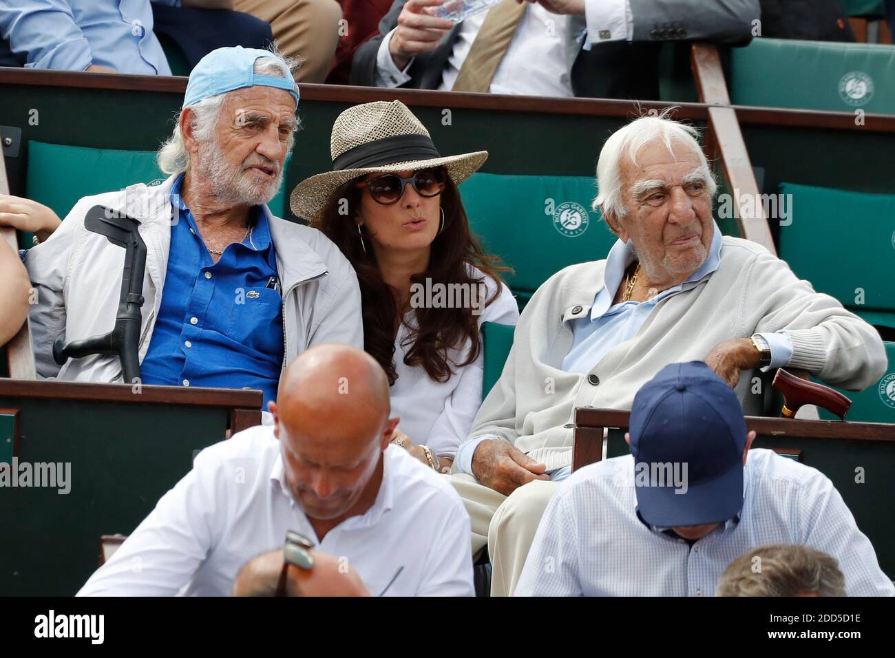 Marie-Caroline Becq Fouquières, épouse de Jean-Paul Belmondo, Charles  gerard et Luc Ferry, regardant Rafael Nadal en Espagne jouer dans la  demi-finale de l'Open de tennis 2018, au stade Roland-Garros, Paris,  France, le