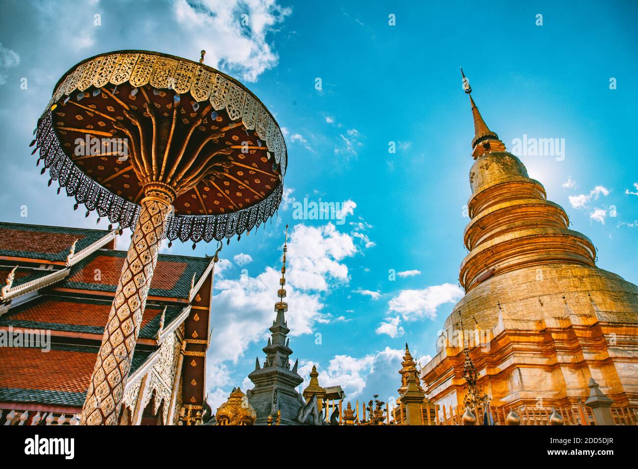 Wat Phrathat Haripunchai Woramahawihan pendant le festival de lanternes Loy Khratong à Lamphun, Chiang Mai, Thaïlande Banque D'Images
