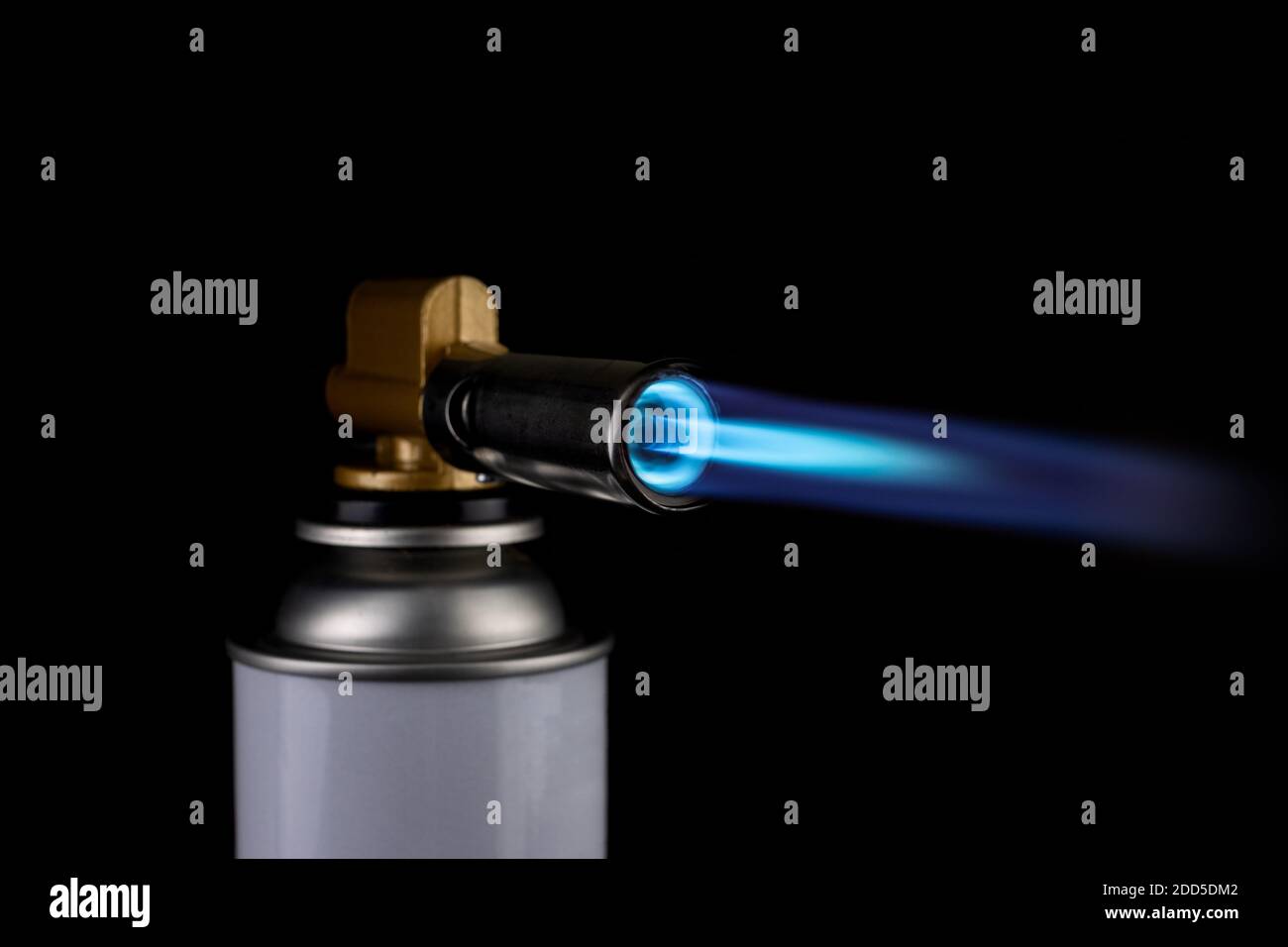 Flamme flamme flamme flamme flamme flamme flamme flamme flamme flamme bleue sur fond noir Banque D'Images
