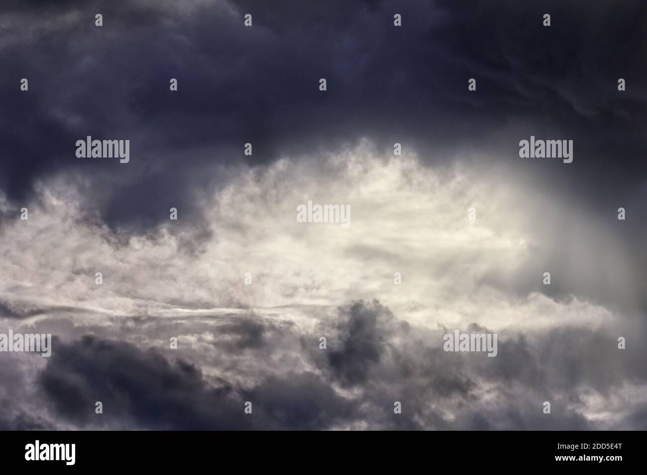 Les rayons du soleil se brisent à travers de grands nuages de tempête Banque D'Images