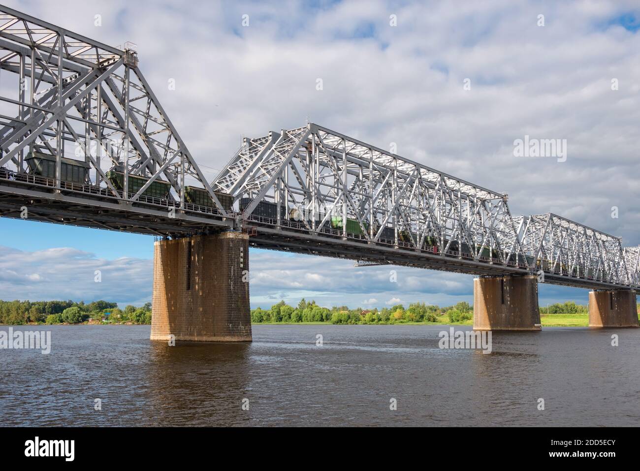 Pont ferroviaire Nikolaevsky (Romanovsky) traversant la Volga dans le Ville de Yaroslavl Banque D'Images