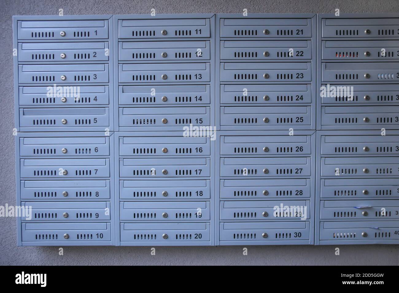 Boîtes aux lettres métalliques sur le mur d'un bâtiment Banque D'Images