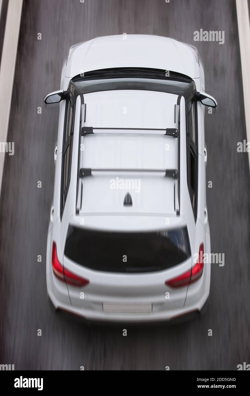 véhicule se déplaçant sur une autoroute à plusieurs voies, vue du dessus de près Banque D'Images