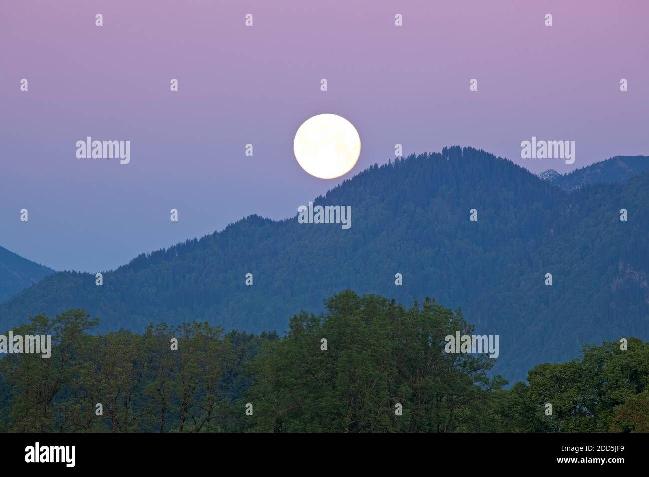 Géographie / Voyage, Allemagne, Bavière, Schwaigeger, lune à travers les Alpes Ammergau, Schwaigeger, Ohlst, Additional-Rights-Clearance-Info-not-available Banque D'Images