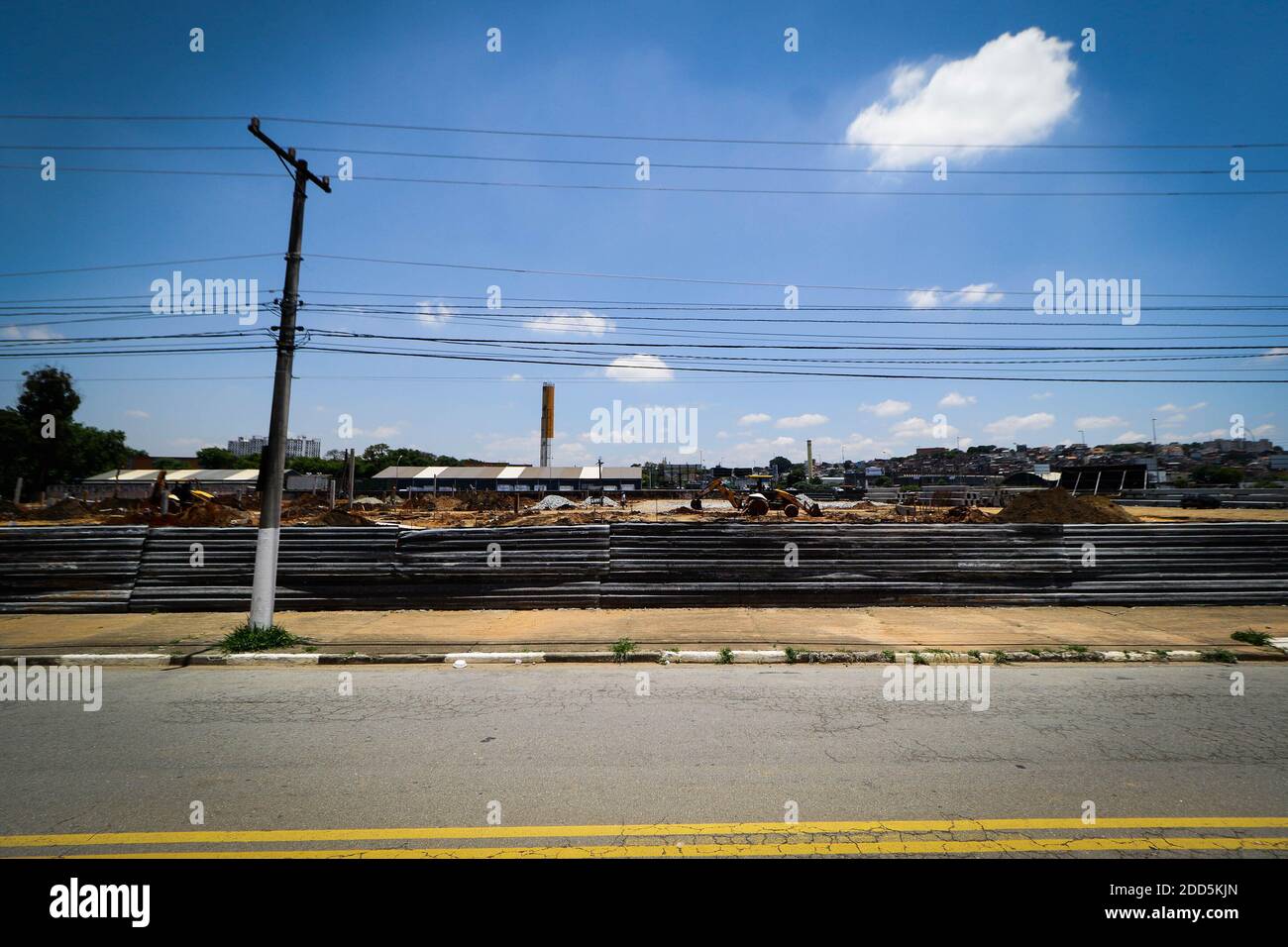 Osasco, Brésil. 24 novembre 2020. Au milieu d'une pandémie, Havan sa, une entreprise de détail, construit un méga magasin dans une zone de 20 mille mètres carrés dans la ville d'Osasco dans le Grand São Paulo, au bord de l'autoroute Castelo Branco avec le marginal Pinheiros et Tietê. Crédit: Aloisio Mauricio/FotoArena/Alamy Live News Banque D'Images