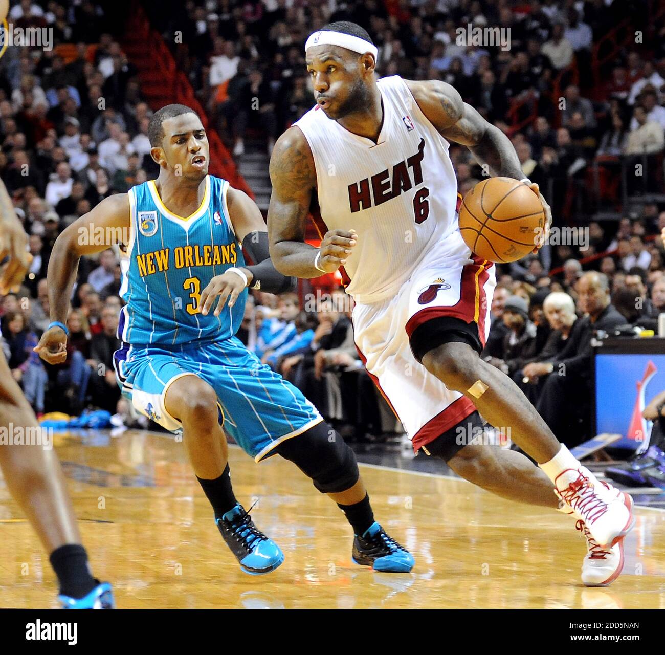 PAS DE FILM, PAS DE VIDÉO, PAS de télévision, PAS DE DOCUMENTAIRE - LeBron James de Miami Heat passe devant Chris Paul de nNew Orleans Hornets lors de l'action de la NBA pendant le match de basket-ball de la NBA, Miami Heat vs New Orleans Hornets à l'American Airlines Arena de Miami, FL, USA le 13 décembre 2010. Photo de Robert Duyos/Sun Sentinel/MCT/ABACAPRESS.COM Banque D'Images