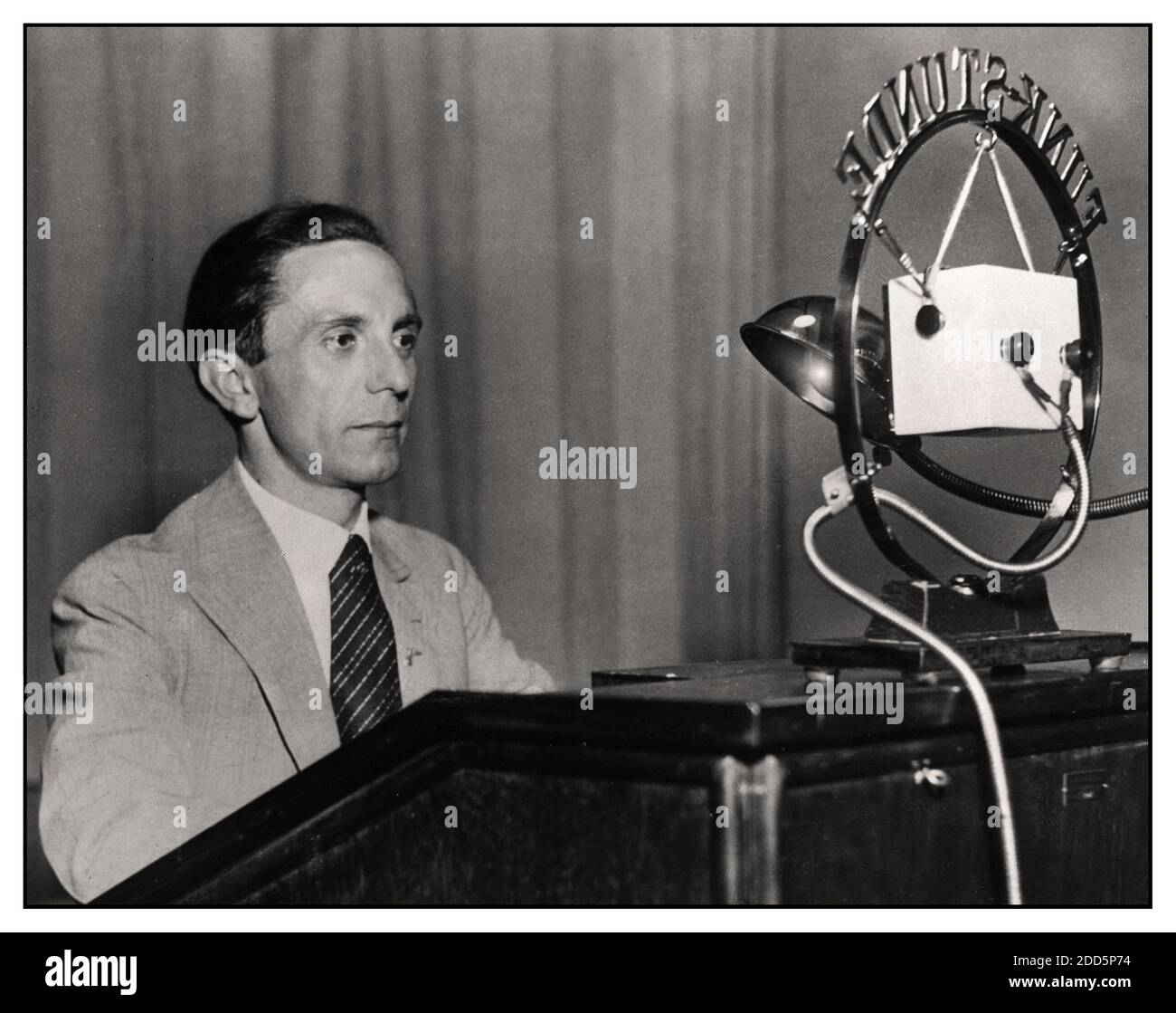 GOEBBELS RADIO A DIFFUSÉ les années 1930 le ministre nazi de la propagande NSDAP Joseph Goebbels avec microphone s'adresse à la nation allemande par radio. Goebbels se rend compte que lui et Führer Adolf Hitler pourraient atteindre un large public par le biais de la radio "Ganz Deutschland hört den Führer mit dem Volksempfänger"“ dans toute l'Allemagne entendre le Führer avec le populaire récepteur radio" le Volksempfänger, une radio allemande très populaire et abordable, A été introduit en 1933, l'année où Adolf Hitler a été nommé chancelier de l'Allemagne nazie. Banque D'Images