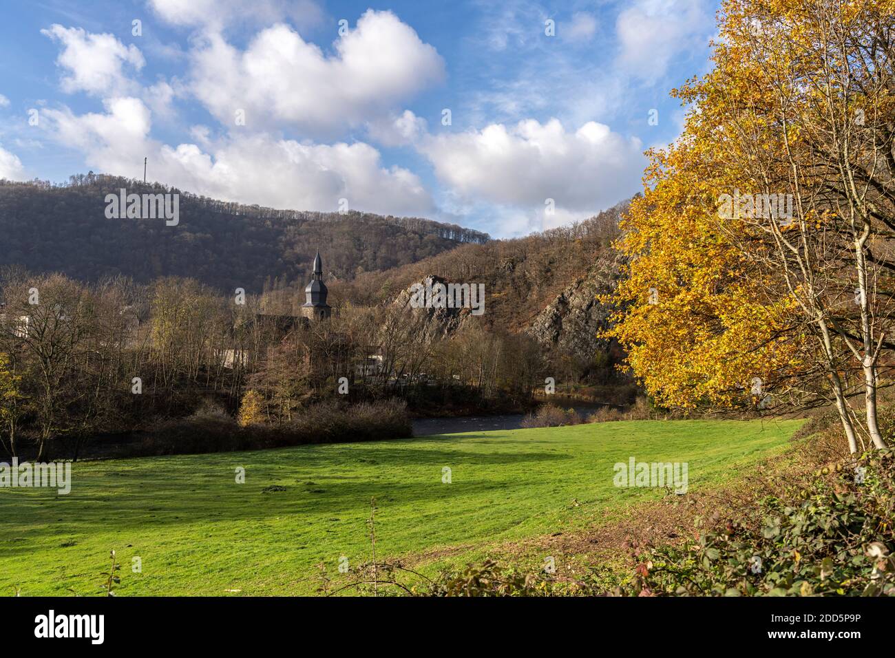 Herbst an der Lenne in Nachrodt-Wiblingwerde, Nordrhein-Westfalen, Deutschland | automne au fleuve Lenne à Nachrodt-Wiblingwerde, Rhénanie-du-Nord- Banque D'Images