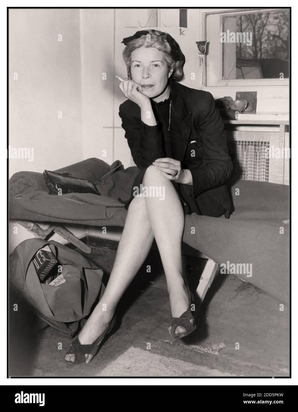 AXIS SALLY Archive WW2 image d'Axis Sally / Mildred Gillars un radiodiffuseur pour la radio d'État allemande nazie pendant WW2 en garde à vue américaine, elle a été jugée pour trahison et emprisonnée pendant 10 ans Banque D'Images
