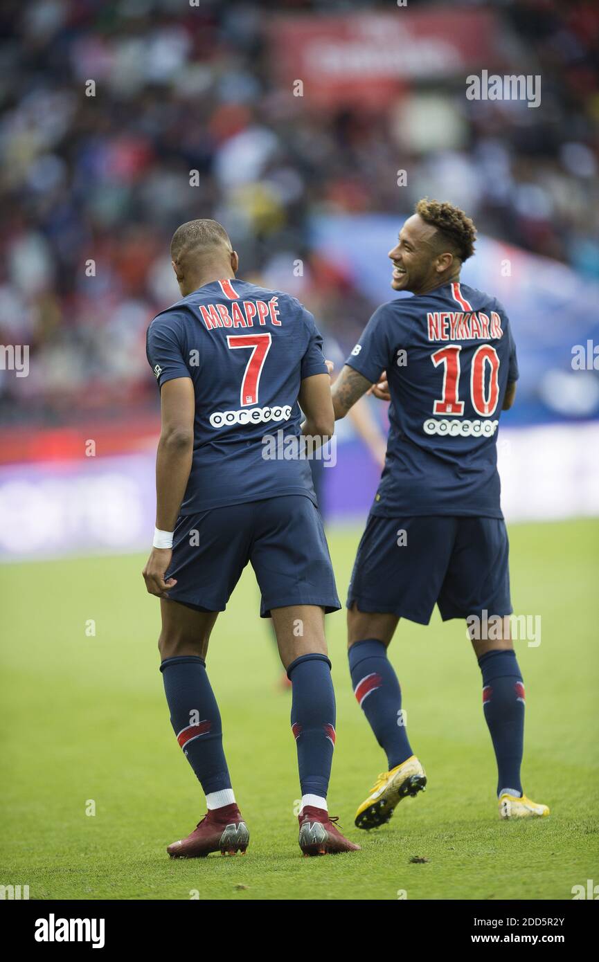 Kylian Mbappe (L) félicite Neymar Jr après son but lors du match de la Ligue 1 entre Paris Saint-Germain (PSG) et Angers SCO au Parc des Princes le 25 août 2018 à Paris, France. Photo par Eliot Blondt/ABACAPRESS.COM Banque D'Images