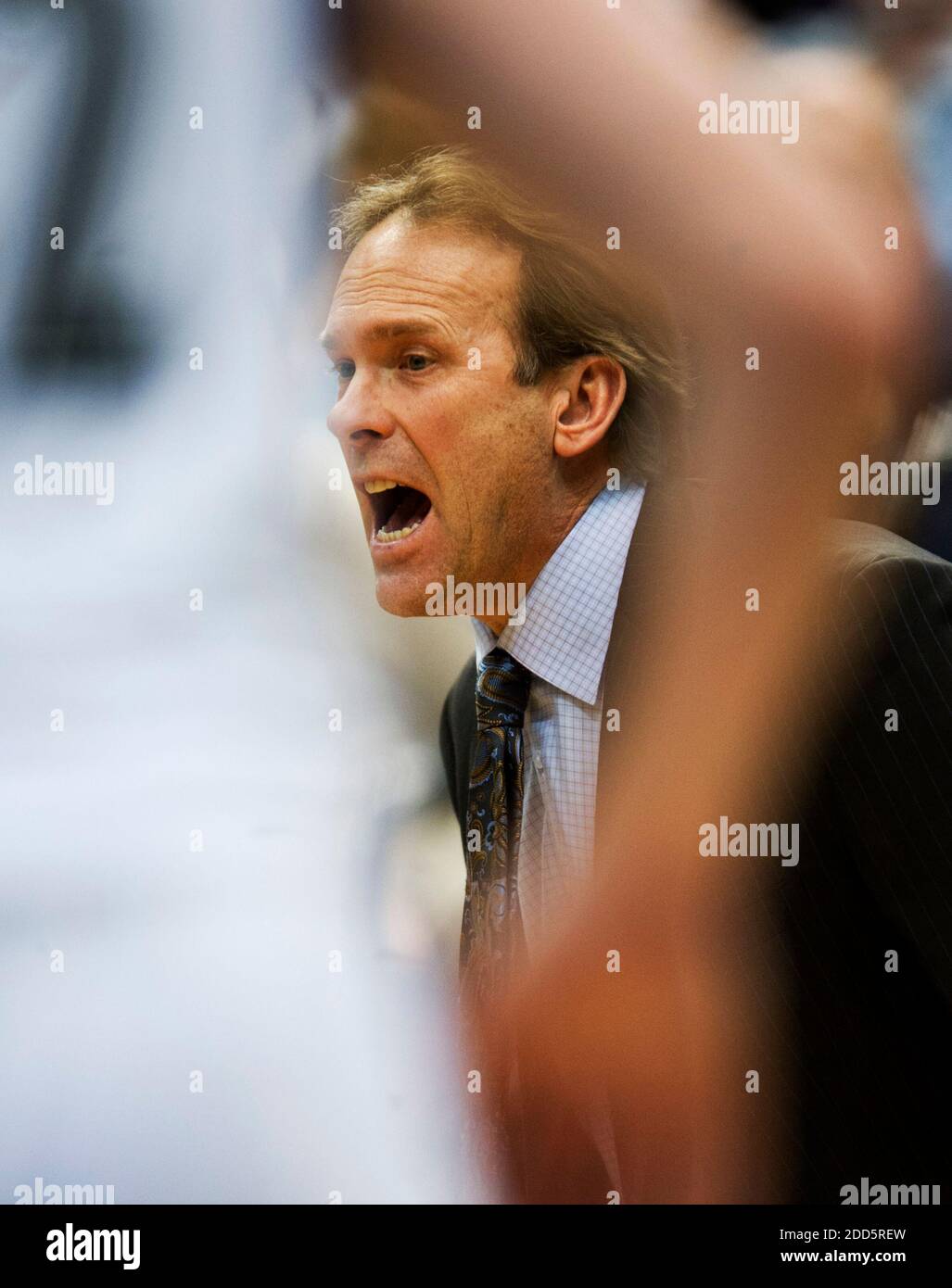 PAS DE FILM, PAS DE VIDÉO, PAS de TV, PAS DE DOCUMENTAIRE - Kurt Rambis, entraîneur-chef de Minnesota Timberwolves, Yells instructions à ses joueurs pendant l'action de la NBA pendant le match de basket-ball de la NBA, Minnesota Timberwolves vs New Orleans Hornets à Minneapolis, Minnesota, USA le 27 décembre 2010. Photo de David Brewster/Minneapolis Star Tribune/MCT/ABACAPRESS.COM Banque D'Images