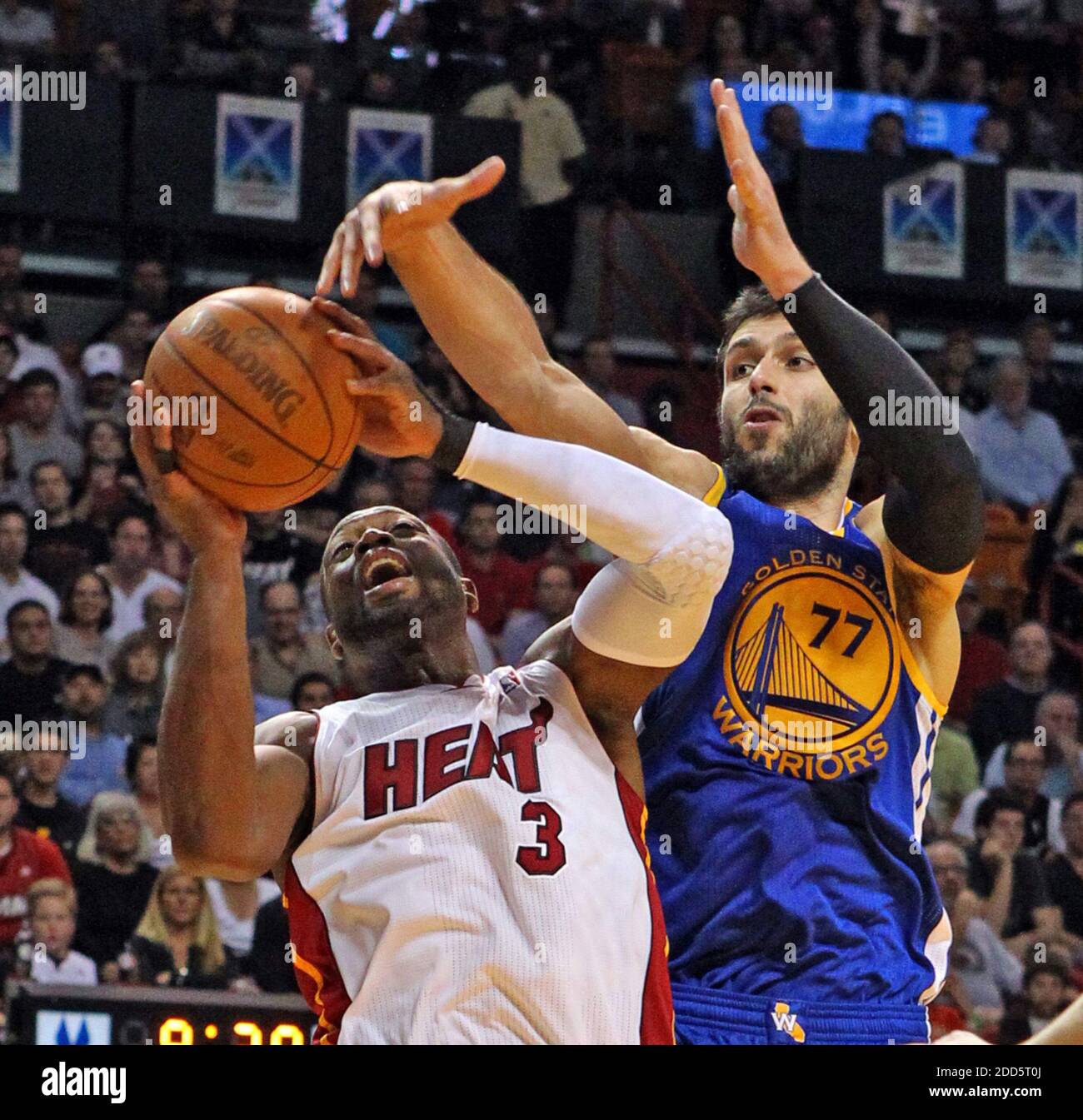 PAS DE FILM, PAS DE VIDÉO, PAS de TV, PAS DE DOCUMENTAIRE - le Dwyane Wade de Miami Heat (3) est bourré par le défenseur des Golden State Warriors Vladimir Radmanovic au troisième trimestre pendant le match de basketball de la NBA, Miami Heat vs Golden State Warriors à l'American Airlines Arena de Miami, FL, États-Unis le 1er janvier 2011. La chaleur battit les guerriers, 114-107. Photo de Charles Trainor Jr./Miami Herald/MCT/ABACAPRESS.COM Banque D'Images