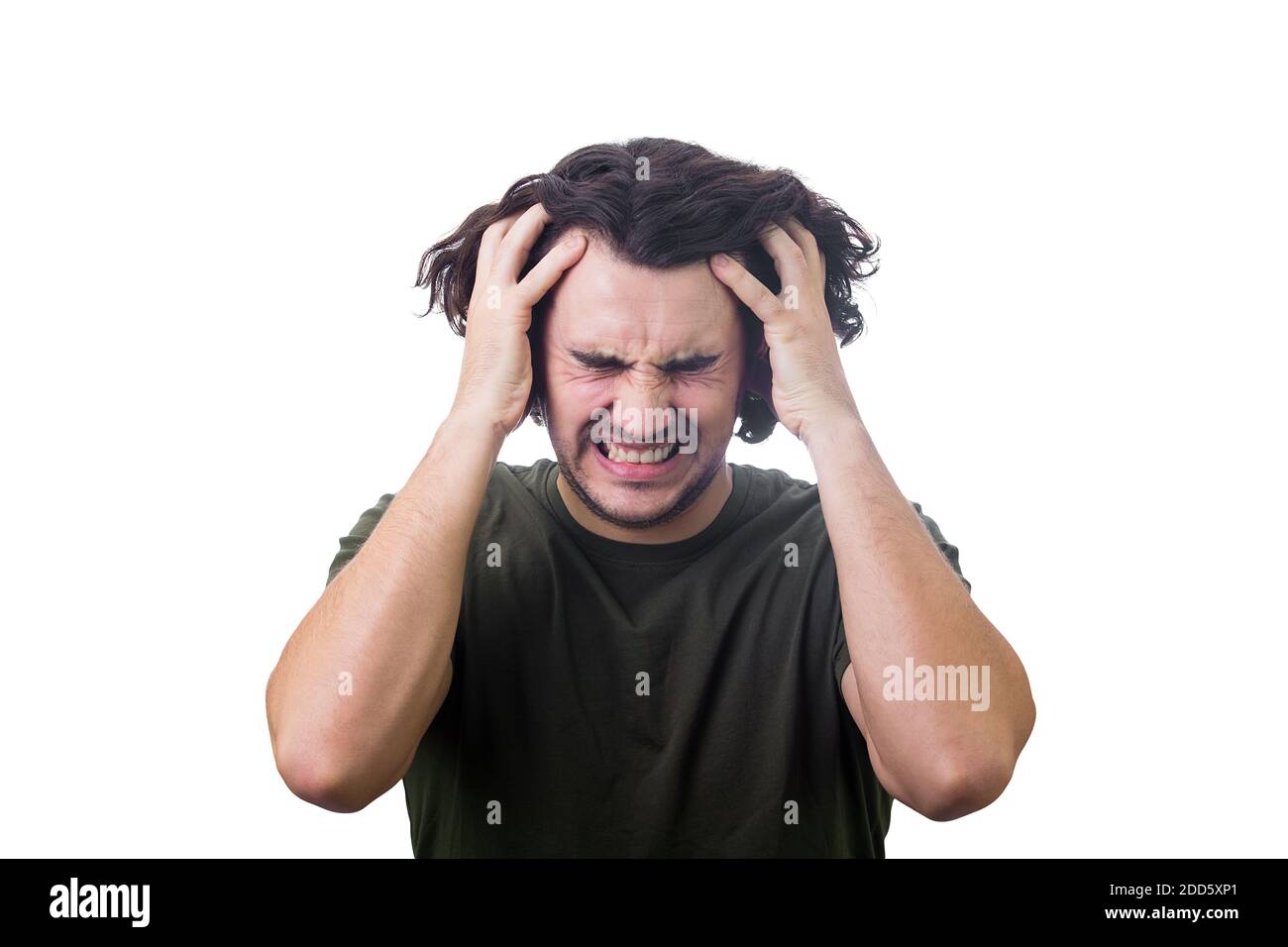 Un jeune homme frustré et fou qui se moque et tire ses cheveux, les mains vers la tête, les yeux fermés criant et accrochant les dents isolées sur le blanc. Stress Guy ne Banque D'Images