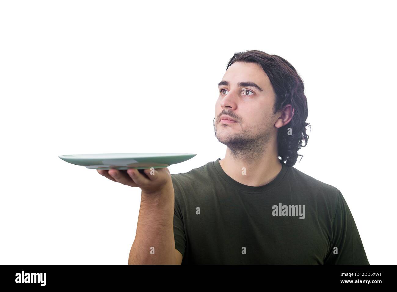 Jeune homme serveur tenant une assiette vide dans ses mains isolée sur fond blanc. Les gens n'ont pas de nourriture à manger après la saison de sécheresse. Crise mondiale Banque D'Images