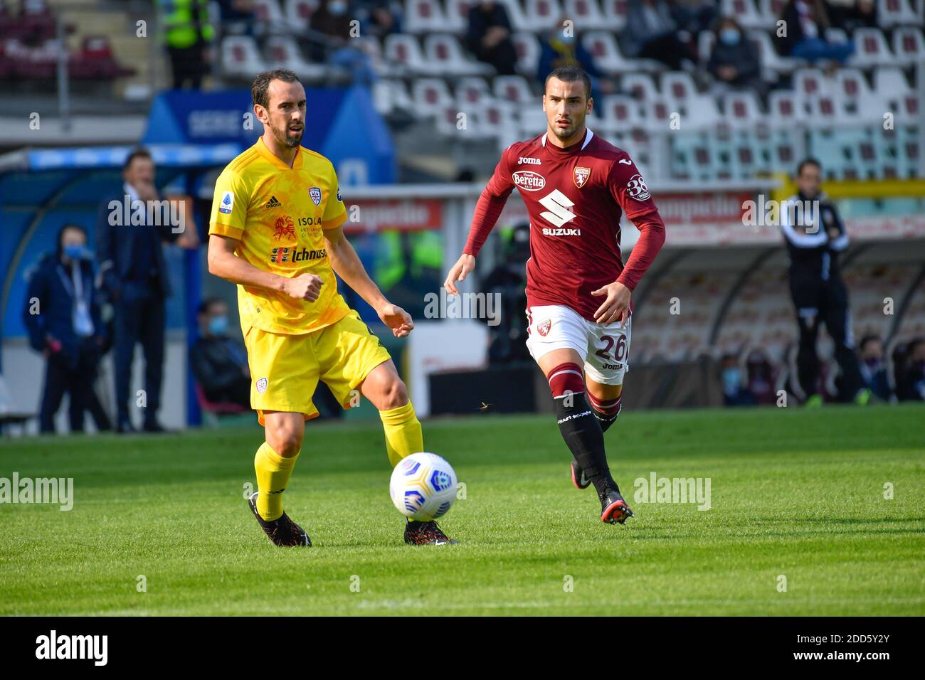 Turin, Italie. 18 octobre 2020. Diego Godin (2) de Cagliari et Federico Bonazzoli (26) de Turin vu dans la Serie UN match entre Torino et Cagliari au Stadio Olimpico à Turin. (Crédit photo: Gonzales photo - Tommaso Fimiano). Banque D'Images