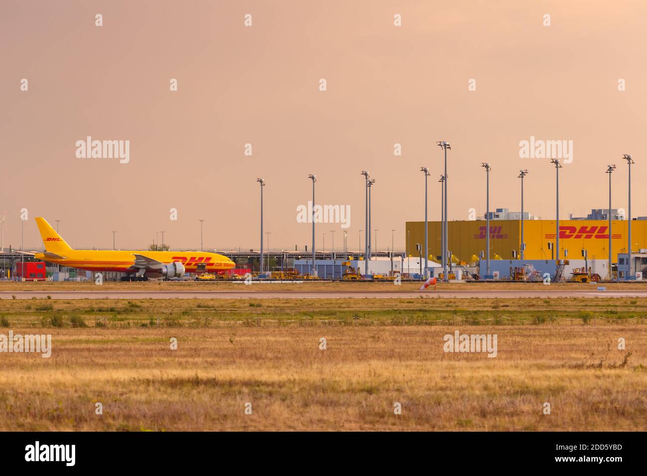 Leipzig, Allemagne - 18 août 2020 : DHL Hub à l'aéroport de Leipzig Halle LEJ en Allemagne. Banque D'Images