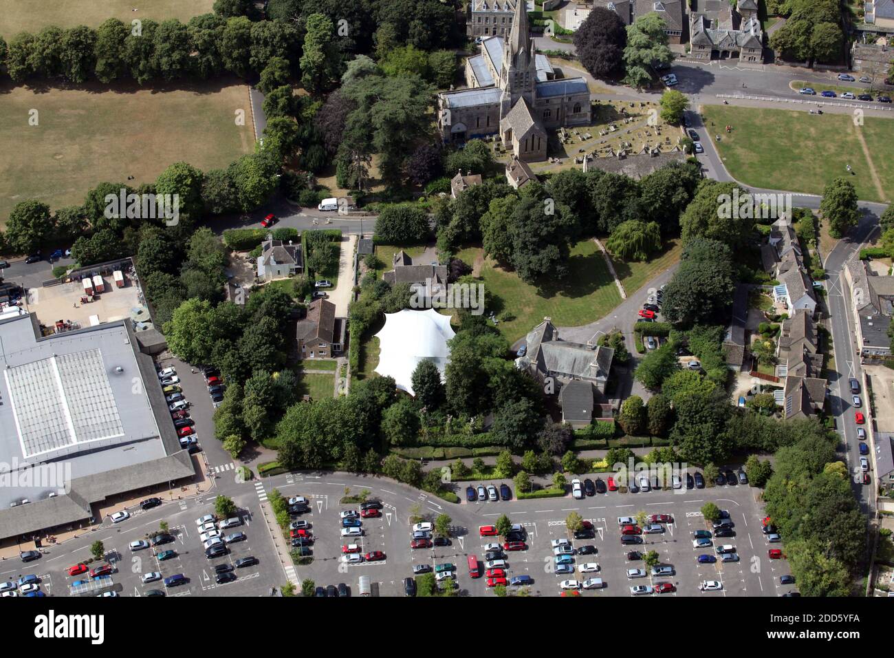 Vue aérienne de Mount House (local Government Office), de la Deanery of Witney & St Marys Church, Witney, Oxfordshire, Royaume-Uni Banque D'Images
