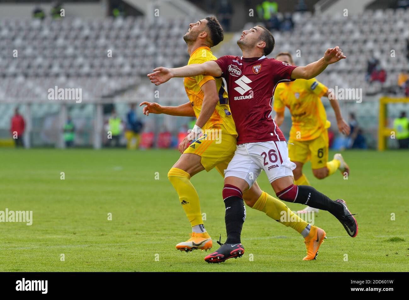 Turin, Italie. 18 octobre 2020. Charalambos Lykogiannis (22) de Cagliari et Federico Bonazzoli (26) de Turin vu dans la Serie UN match entre Torino et Cagliari au Stadio Olimpico à Turin. (Crédit photo: Gonzales photo - Tommaso Fimiano). Banque D'Images