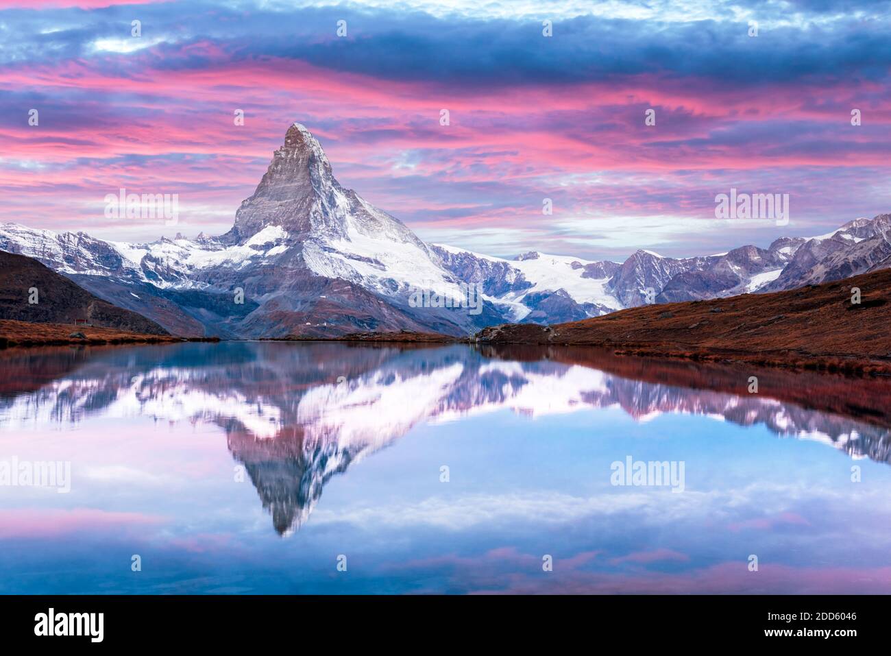 Paysage pittoresque avec le lever du soleil sur le lac Stellisee colorés. Snowy Matterhorn Cervino en crête avec reflet dans l'eau claire. Zermatt, Alpes Suisses Banque D'Images