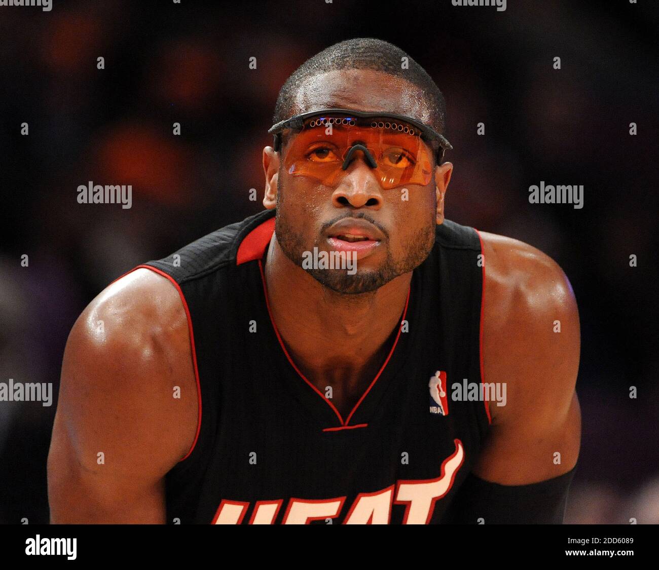 PAS DE FILM, PAS DE VIDÉO, PAS de télévision, PAS DE DOCUMENTAIRE - Dwyane Wade, garde de Miami Heat point, regarde 3 la foule dans la première moitié de l'action de la NBA pendant le match de basket-ball de la NBA, Miami Heat vs New York Knicks à Madison Square Garden à New York, NY, États-Unis le 27 janvier 2011. Photo de Christopher Pasatieri/Newsday/MCT/ABACAPRESS.COM Banque D'Images