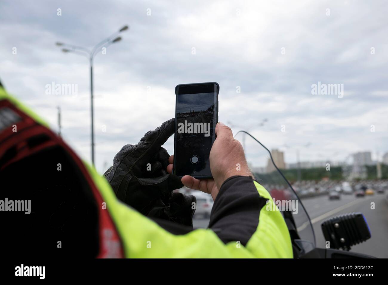 un agent de police de la circulation prend une photo du trafic sur mobile téléphone Banque D'Images