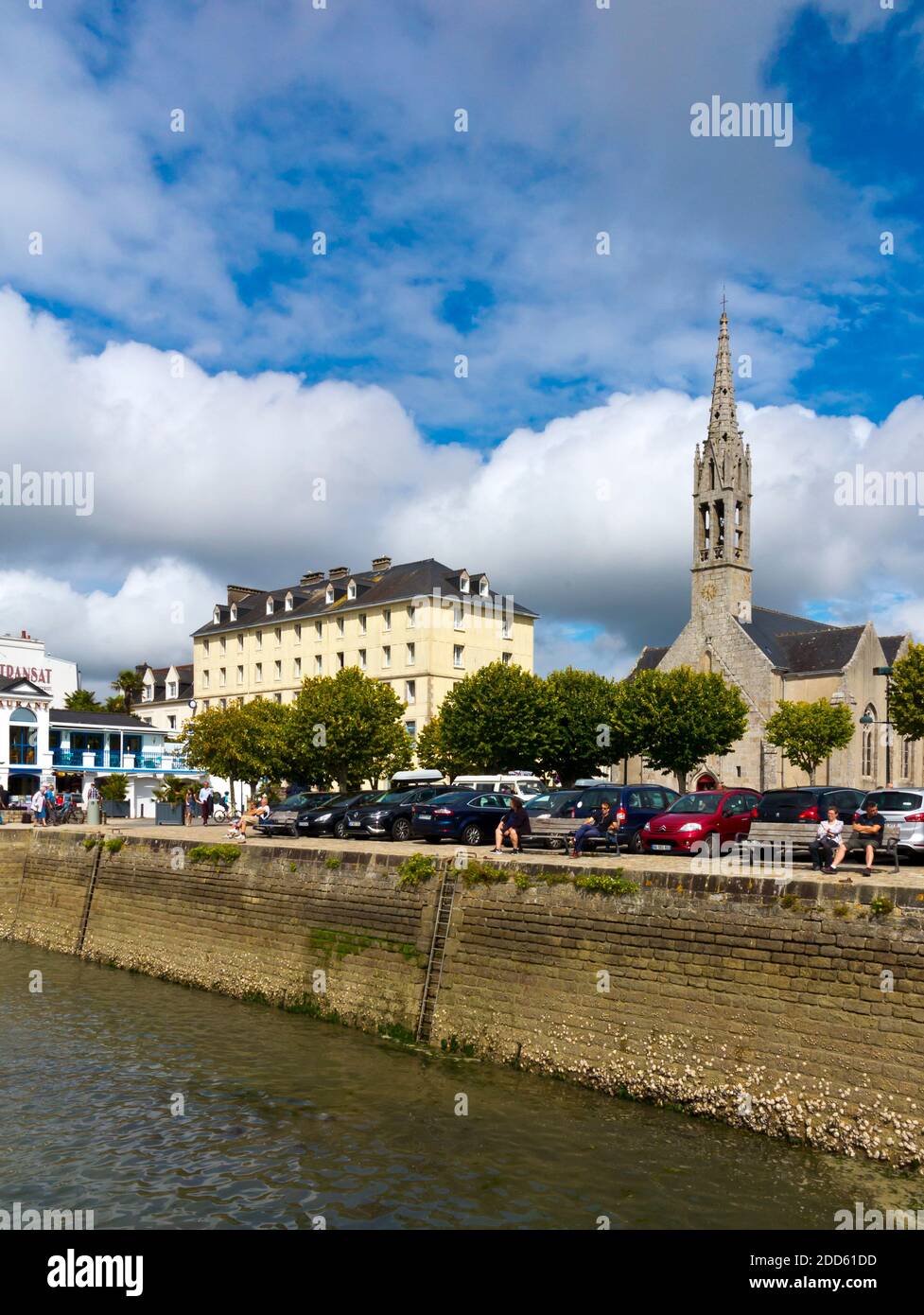 Le mur du port à Benodet une ville côtière sur l'estuaire de la rivière Odet à Finistère Bretagne nord-ouest de la France. Banque D'Images