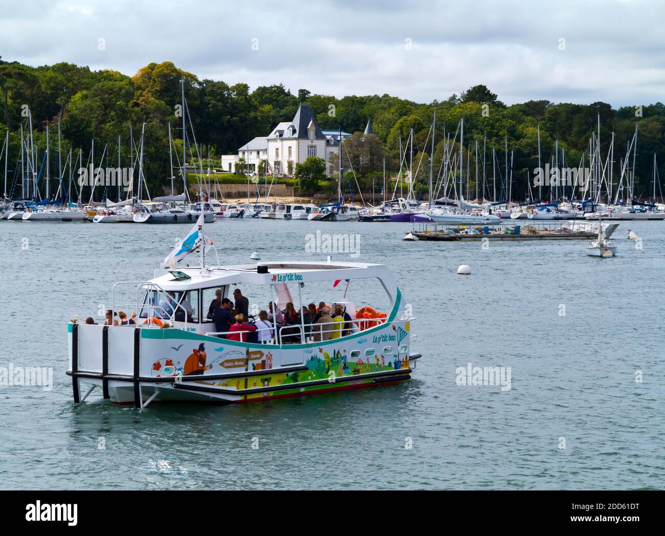 Vue d'été de Benodet ville côtière sur l'estuaire de l'Odet dans le Finistère Bretagne nord-ouest de la France avec bateau touristique en premier plan. Banque D'Images