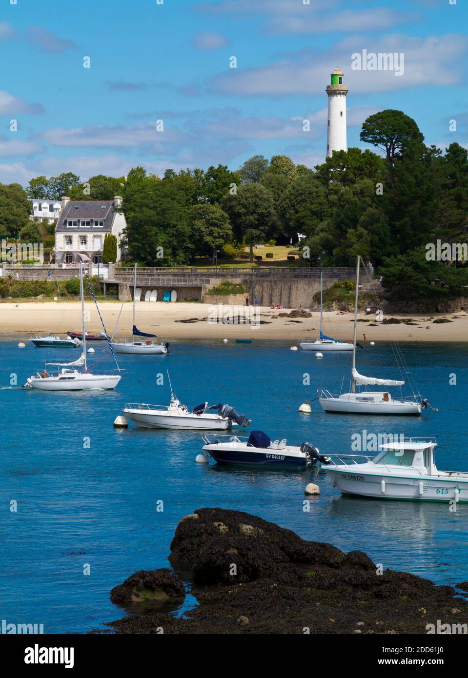 Vue d'été de Benodet ville côtière sur l'estuaire de l'Odet dans le Finistère Bretagne nord-ouest de la France avec des bateaux amarrés dans le port. Banque D'Images