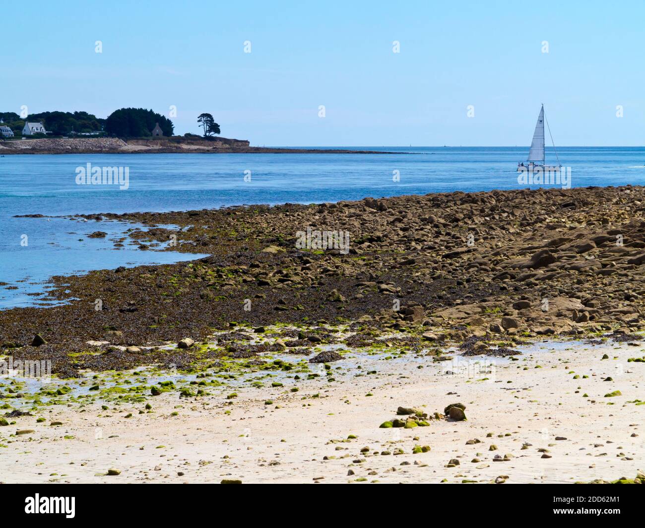 Bateau à voile à l'embouchure de l'Odet sur la côte du Finistère près de Benodet et Saint-Marine en Bretagne Nord-Ouest de la France. Banque D'Images